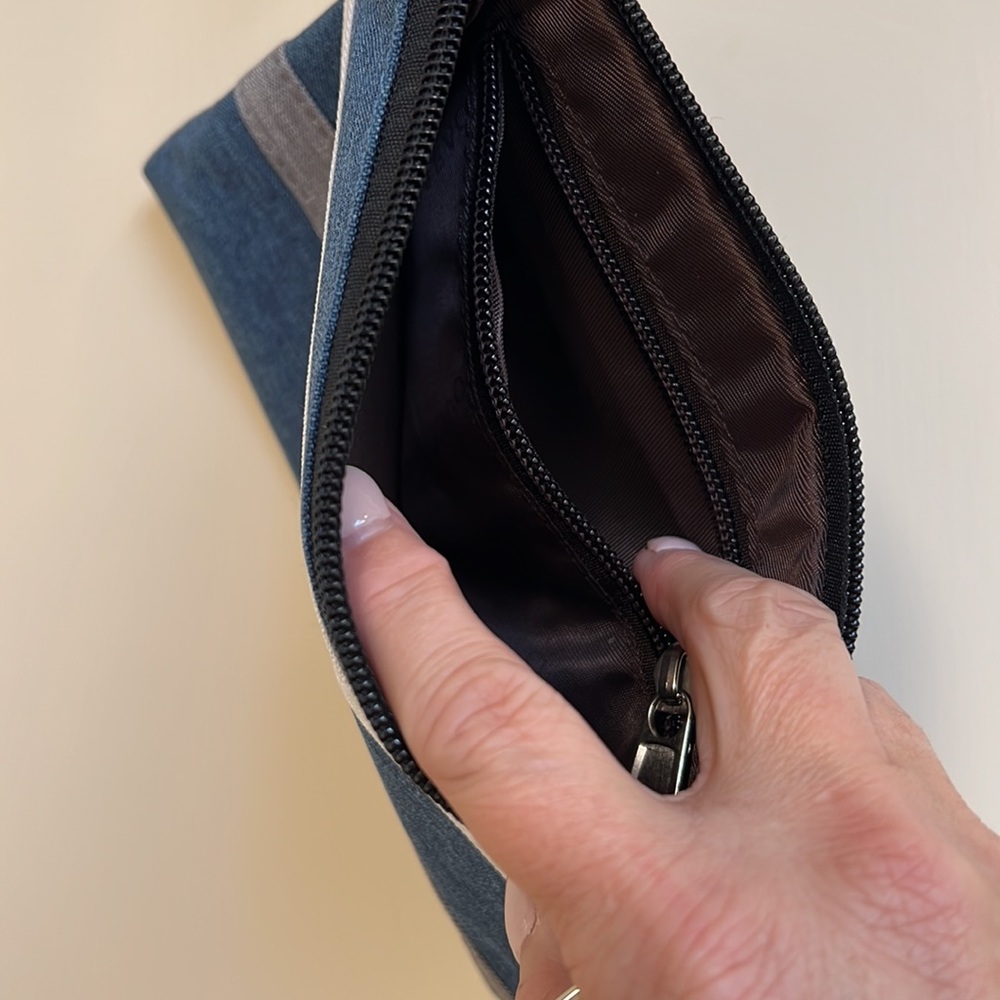 Laptop bag with matching wristlet - Picture 10 of 12